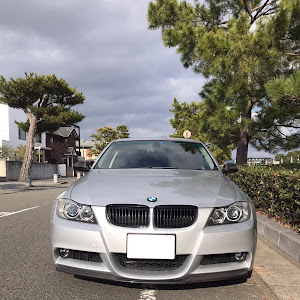 323i