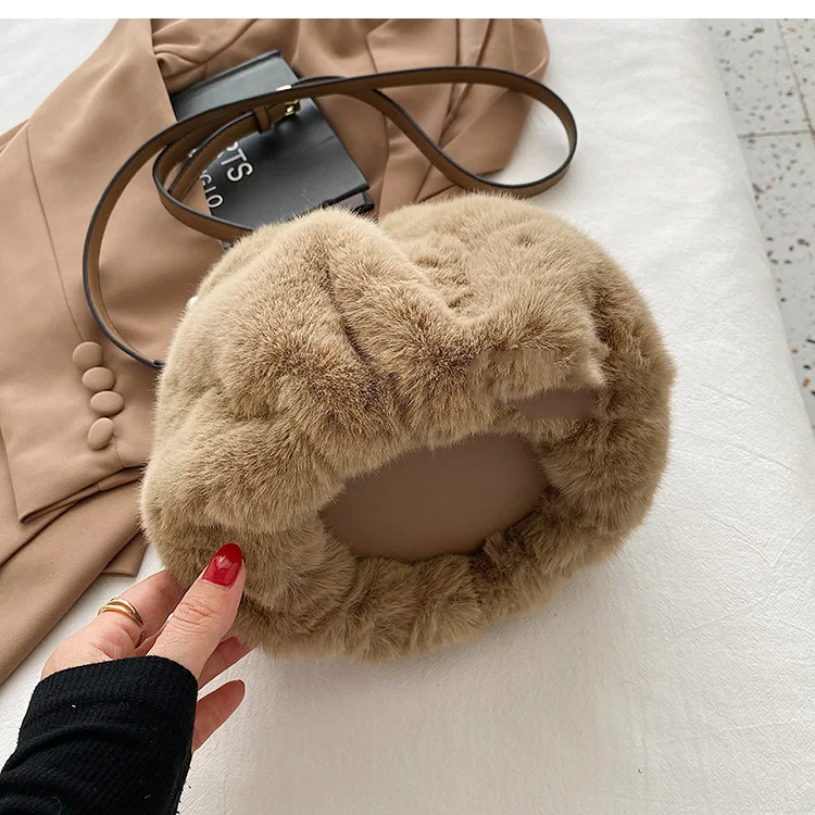Bolsa de pelúcia feminina com pérolas, estilo Messenger Niche Ins. Leve seus pertences com charme e sofisticação. Um toque de moda.