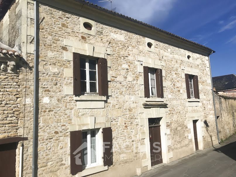 Vente maison 5 pièces 161 m² à Moncontour (86330), 127 000 €