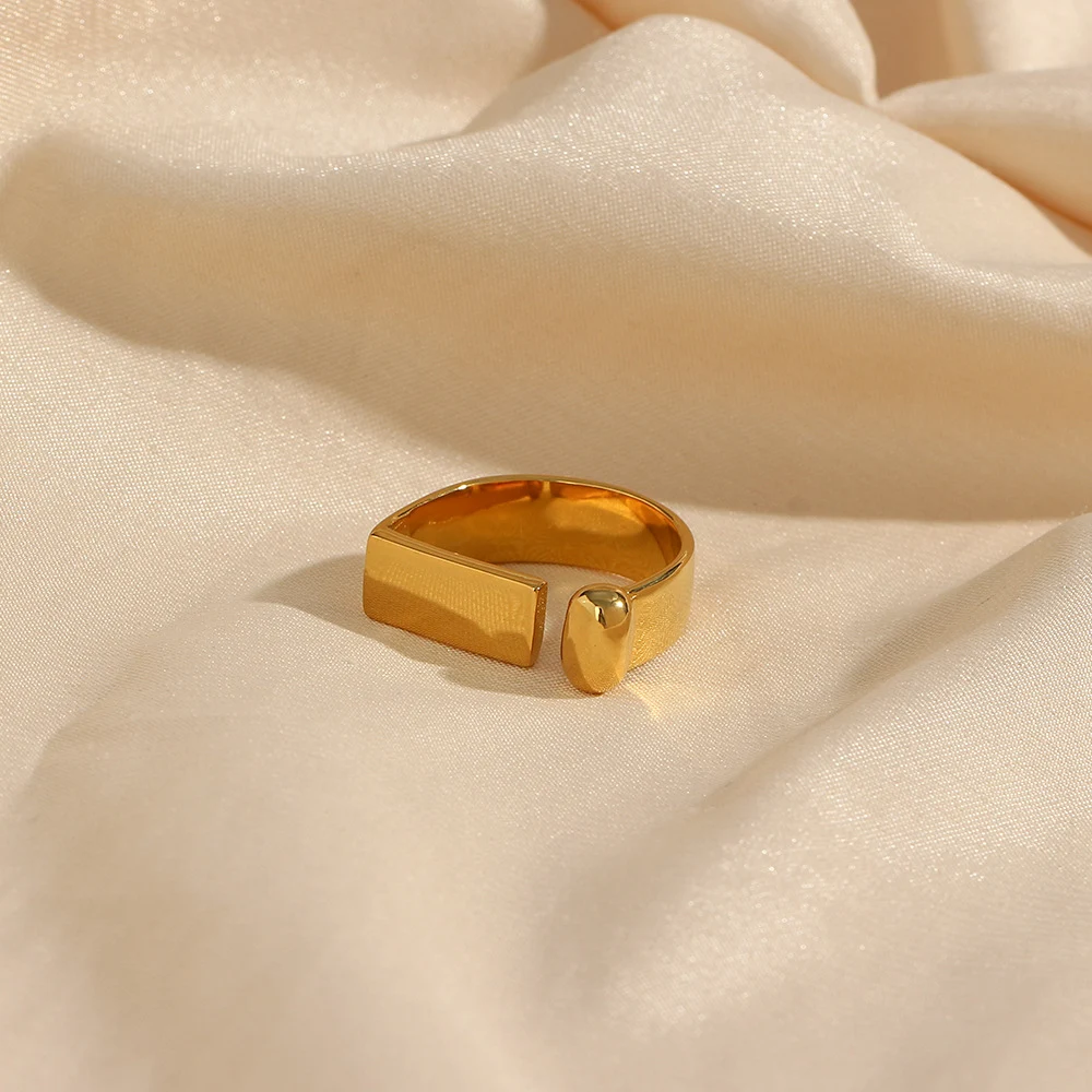 Title 5, Anillo Cadenza Gold para mujer. Diseño elegante...