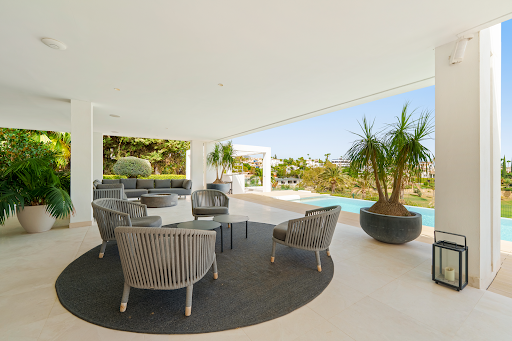 House with pool and garden 5