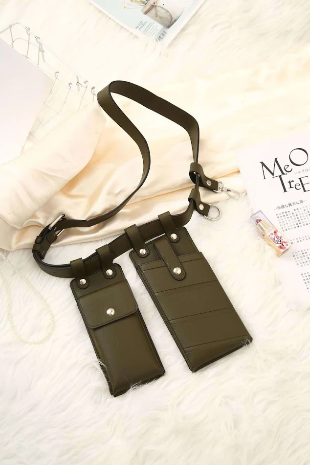 Zilverkleurige crossbody en heuptasje. Draag je essentials stijlvol en veilig met deze handige tas, ideaal voor dagelijks gebruik.