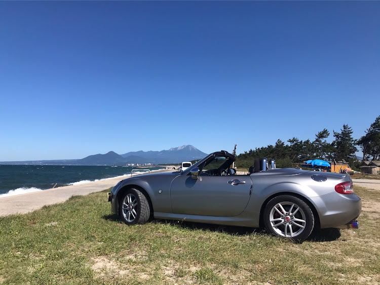 ロードスターの遠くから大山・弓ヶ浜半島と大山・青い空と青い海に関するカスタム事例の投稿画像1枚目
