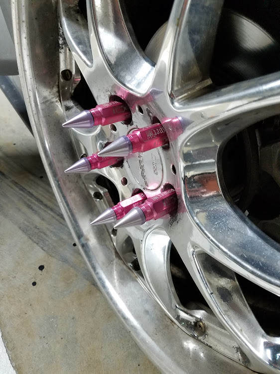 アイシスの326power・326ナット・ホイールナット交換に関するカスタム事例の投稿画像3枚目