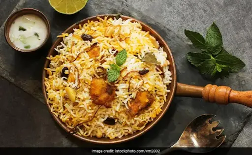 Chicken Hyderabadi Biryani With Raita (1000 Ml)