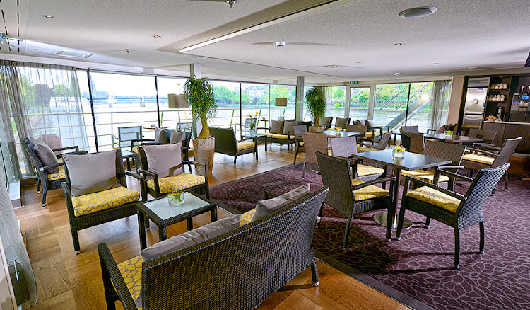 Meet friends for a cocktail at Avalon Expression's club lounge.