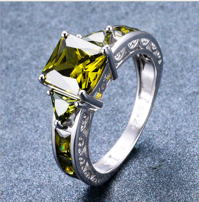 Pierścionek ze srebra próby S925 z kolorowym opalem i diamentami, idealny dodatek dla eleganckich kobiet.