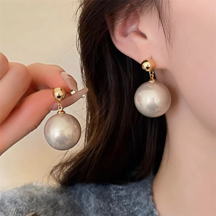 Brincos de pérola simples Niche para mulheres. Elegância discreta para uso diário, trabalho ou eventos especiais. Um clássico atemporal e um presente perfeito.