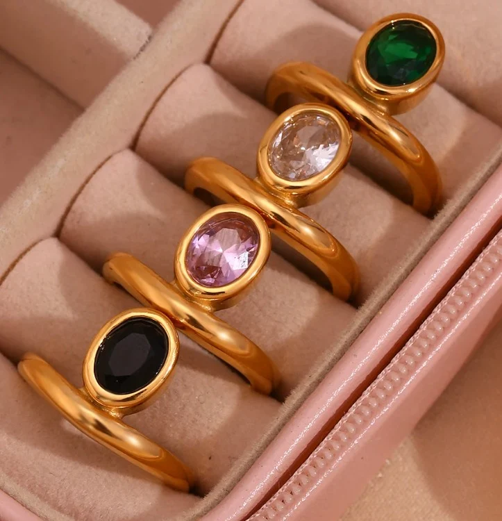 Anel Minimalista de Aço Inoxidável 18K com Personalidade para Mulheres. Sofisticação e Estilo para uso diário ou eventos especiais.