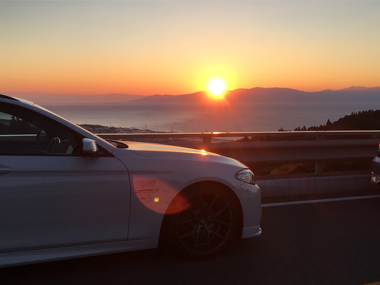 5シリーズ ツーリングのbmw・bmw5シリーズ・お山・日の出・z4に関するカスタム事例の投稿画像1枚目