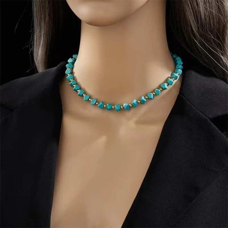 Collier rétro français turquoise à perles pour femmes. Un bijou élégant et intemporel, parfait pour sublimer votre look et ajouter une touche de vintage.