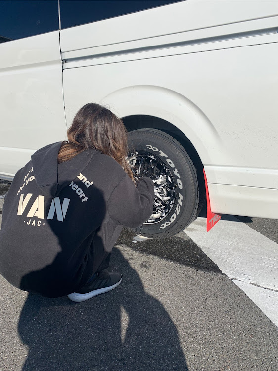 ハイエースバンのタイヤ交換・初挑戦・スタッドレスタイヤへ交換・洗車に関するカスタム事例の投稿画像2枚目