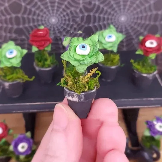 Mini cvetna korpa Bonsai dekoracija. Savršen poklon za dom i kancelariju. Dodajte prirodnu lepotu uz ovu minijaturnu veštačku biljku.