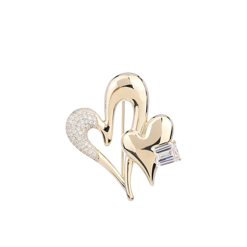 Broche cœur à cœur avec boucle de châle. Un accessoire élégant et polyvalent pour vos écharpes et châles. Rehaussez votre style avec ce bijou unique.