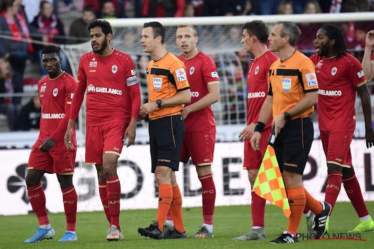 Poppen aan het dansen in Antwerp - Club Brugge: match stilgelegd na bier op grensrechter