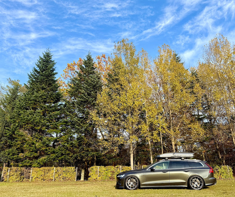 V60の北海道・PHEV・ルーフボックス・ヨーロピアン・秋色に関するカスタム事例の投稿画像1枚目