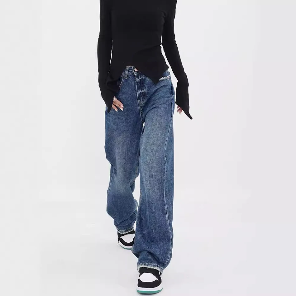 Jean femme à jambes larges, taille haute et coupe ample, pour un look décontracté et confortable au quotidien. Le pantalon parfait.