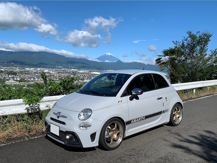 アバルト 595の通勤路・富士山と愛車・相模湾・洗車したいに関するカスタム事例の投稿画像1枚目