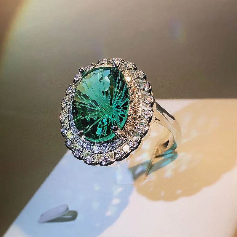 Bague design grand-mère verte avec incrustations en argent. Un bijou unique et élégant, parfait pour un cadeau spécial. Raffinement garanti.