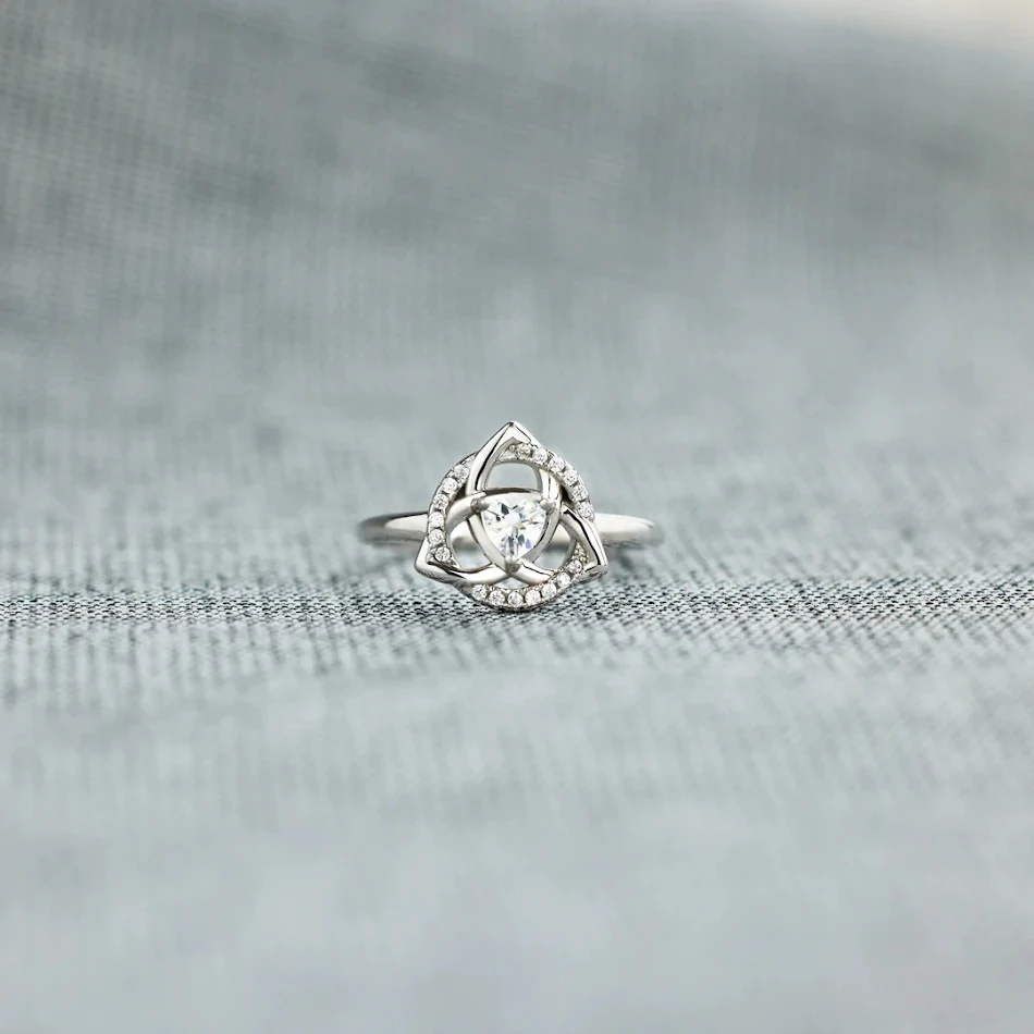 Bague en zircon pour femme, géométrique, simple et tendance. Un bijou élégant et discret pour un look féminin et sophistiqué au quotidien.