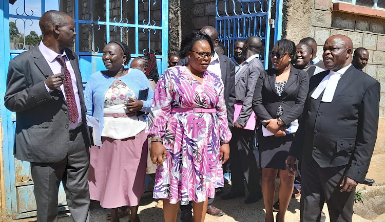 High Court judge Reuben Nyakundi (R) during a visit to the estate of Edward Limo in Eldoret. With him are some of the Limo family members