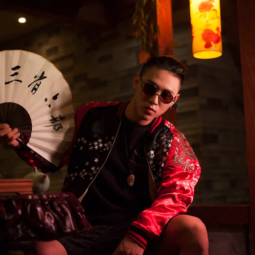 Title 7, Dragon and tiger bucket embroidery double-sided...