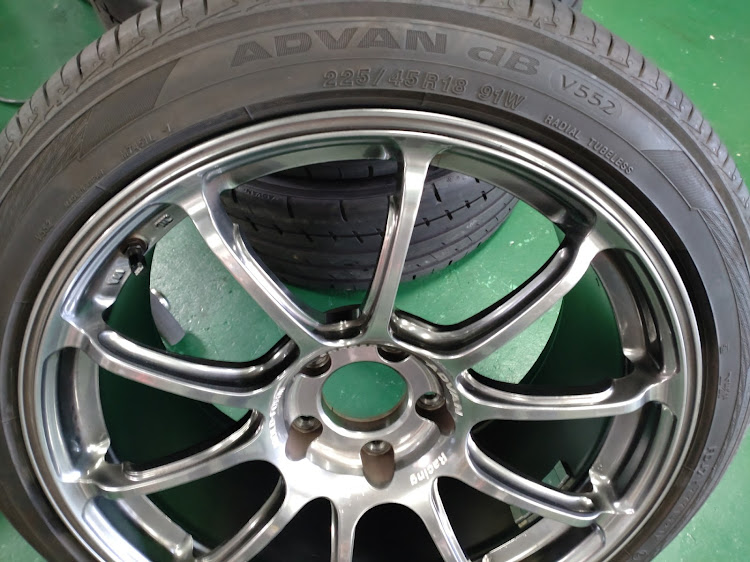 インプレッサ WRX STIのDIY・タイヤ・ホイール交換・ADVAN dB V552に関するカスタム事例の投稿画像1枚目