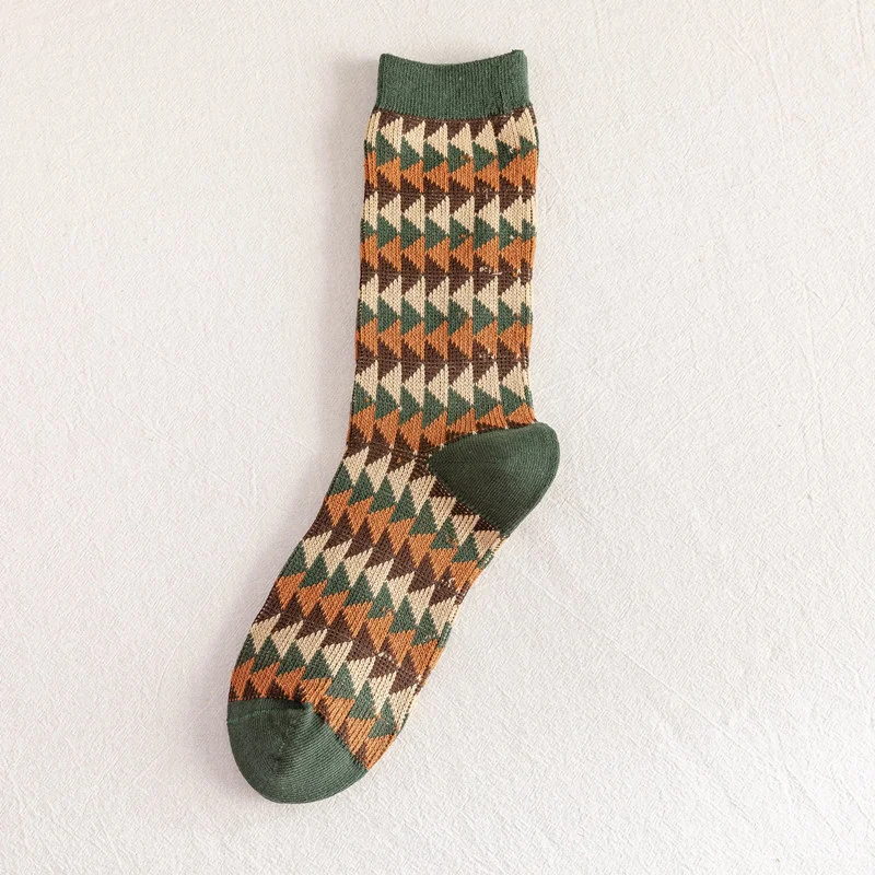 Retro Japanse Serie Avocado Groene Sokken halverwege de kuit. Zachte, comfortabele sokken met een trendy design. Perfect voor een casual en stijlvolle look.