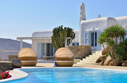 Seaside villa with pool and garden 5