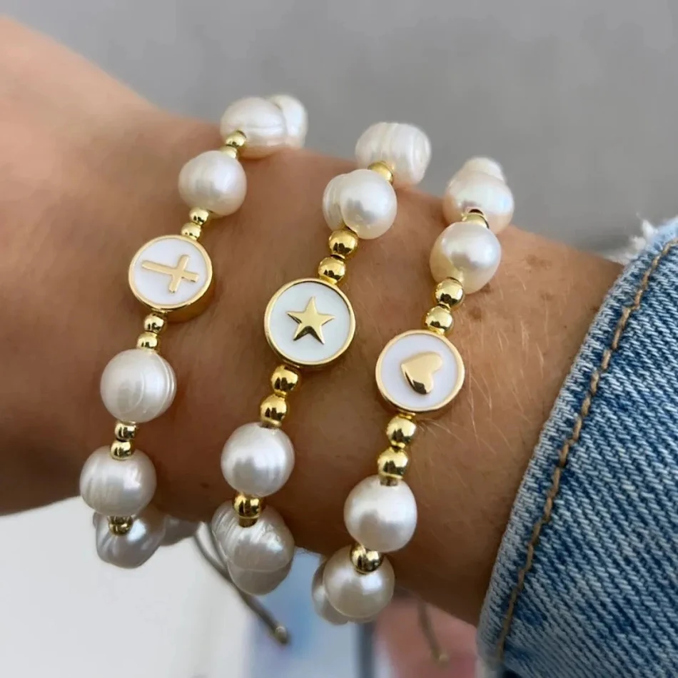 Bracelet croix perlé et accessoires de tricot Baroque Natural Pearl, polyvalent et assorti à tout, idéal pour accessoiriser vos créations tricotées.