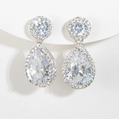 Boucles d'oreilles goutte d'eau en zircon, luxe abordable, design spécial haute sensibilité. Accessoire mode pour femme, élégance assurée.