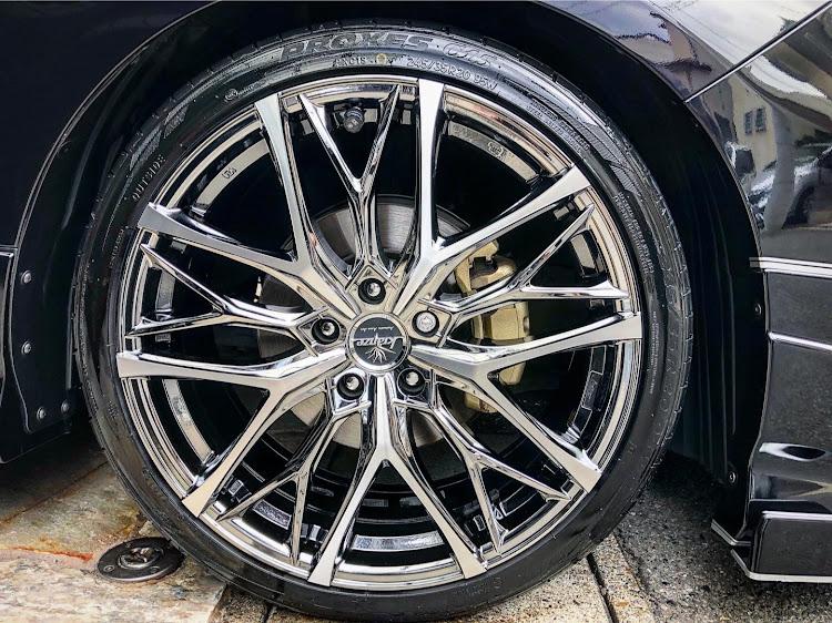エリシオンプレステージの洗車した・ピックアップされない車・新しいタイヤWax・クレンツェウィーバル・癒しの時間に関するカスタム事例の投稿画像3枚目