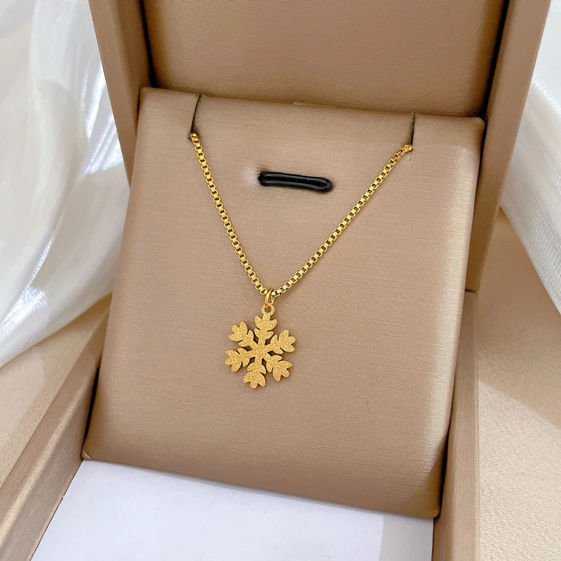 Damen Halskette mit schwebendem Schneeflocken-Anhänger aus Echtgold, minimalistisches Design, ein stilvolles Schmuckstück.