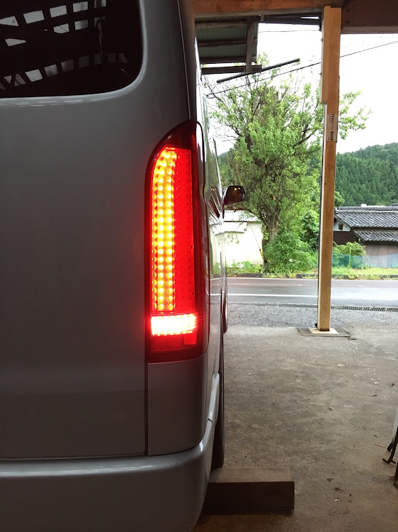 ハイエースバンのテールランプ交換に関するカスタム事例の投稿画像2枚目