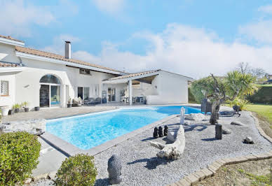 Villa avec piscine et terrasse 8