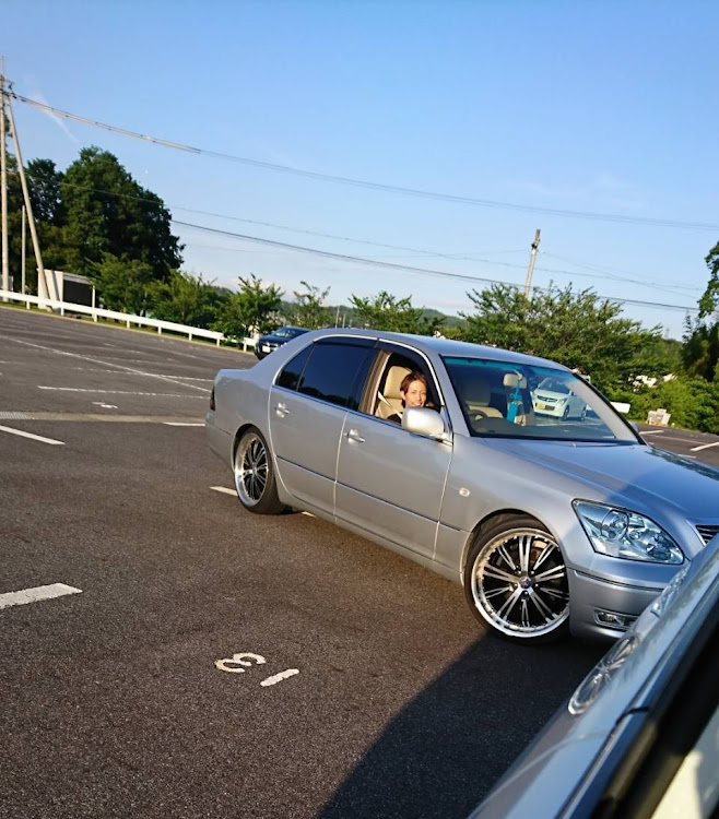 セルシオの会社の駐車場・友達に盗撮されました。・熱中症には気をつけましょうに関するカスタム事例の投稿画像2枚目
