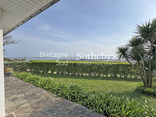 Seaside house with garden and terrace 1