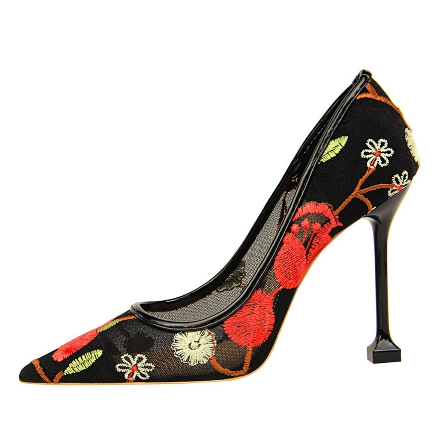 Hoge hakken, ondiepe neus en bloemen voor de nachtclub. Verover de dansvloer met deze elegante en sensuele pumps. Straal en dans de hele nacht!