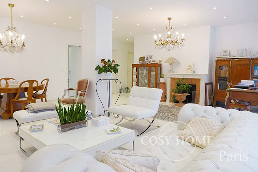 Apartment / penthouse purchase in Neuilly-sur-Seine (92200) - Bright living room with white sofa and fireplace