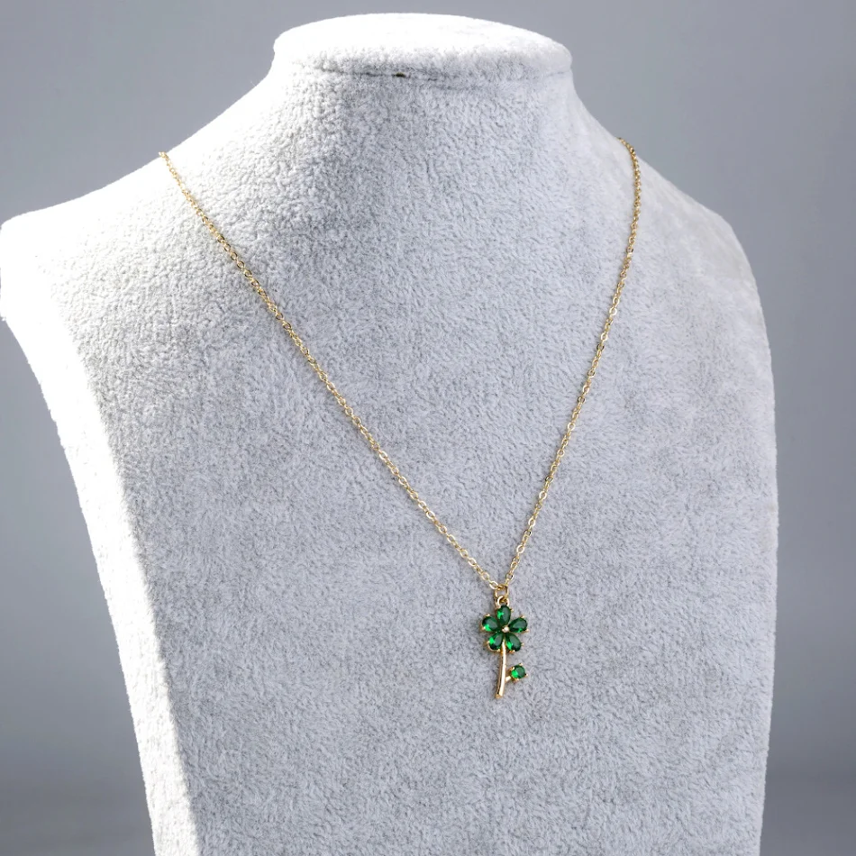 Colar Feminino Camada Única com Pingente de Amor e Design de Moda com Zircônia. Expresse seu amor com elegância.