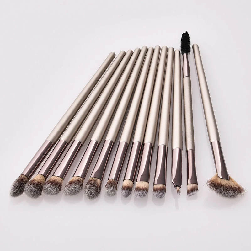 Poeder blush, foundation, oogschaduw en kwast voor een perfecte make-up. Bereik een natuurlijke look die je schoonheid benadrukt.