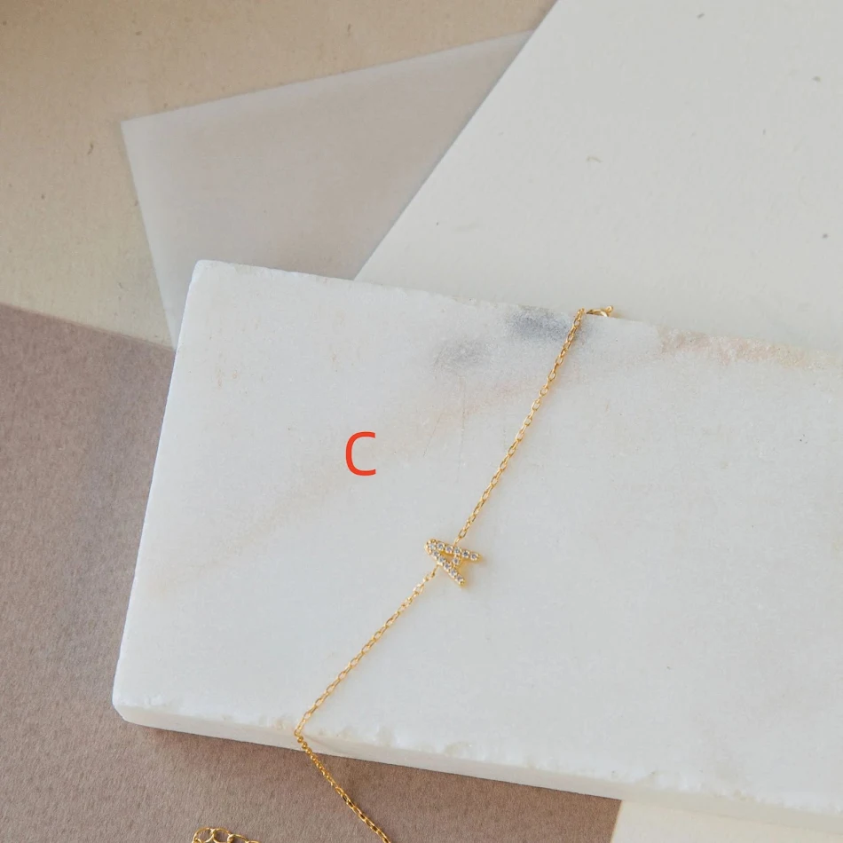 Nieuwe Engelse 26-letter armband voor dames met diamanten, elegante en gepersonaliseerde sieraden, perfect als cadeau.