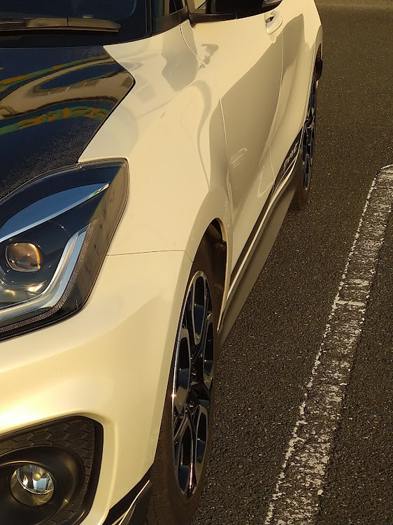 スイフトスポーツのフロントフェンダーで魅せろ！・お高い洗車機・なかなかのヌルテカ✨・ホイールもフキフキ✨・Team 03'zに関するカスタム事例の投稿画像1枚目