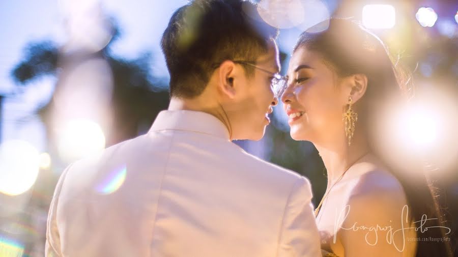 Fotógrafo de casamento Roongroj Sookjai (roongroj). Foto de 31 de outubro 2018