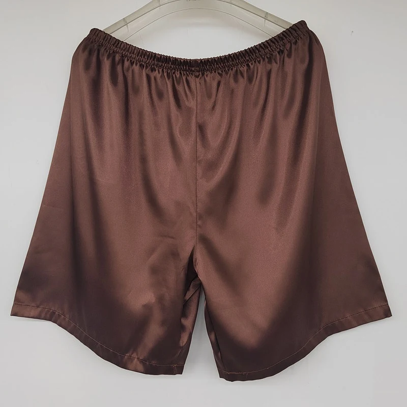 Zomerse casual heren pyjamabroek voor thuis. Ervaar comfort en ontspanning in deze luchtige broek. Perfect voor warme dagen en nachten, ideaal om in te loungen.