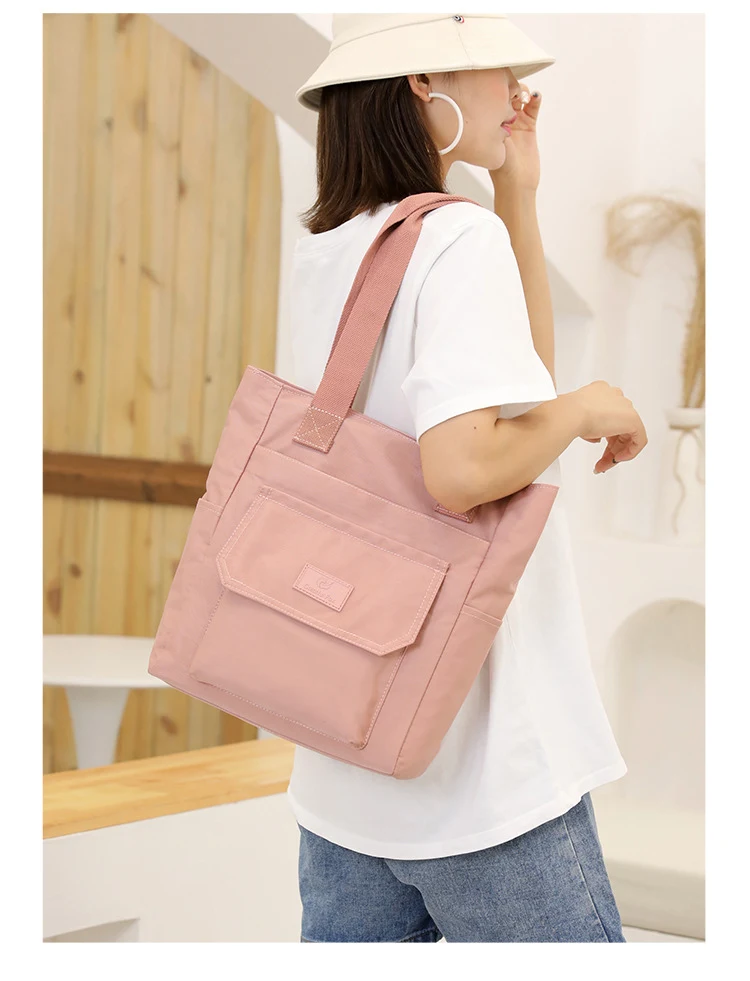 Title 12, Grote, modieuze nylon schoudertas voor dames. I...