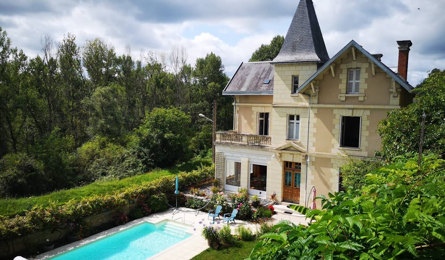 Property with pool Luynes