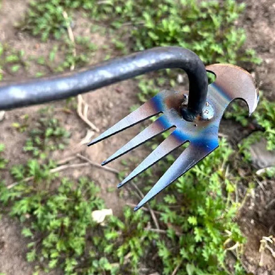 Petite Houe en Acier au Manganèse pour l'Agriculture Outil de Jardin Robuste pour le Désherbage et le Travail du Sol Culture Efficace.
