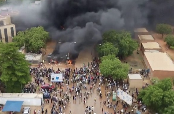 Ousted president's party HQ set ablaze in Niger