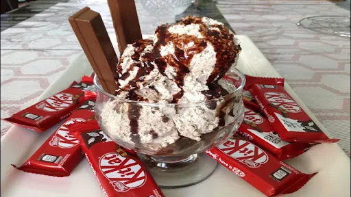 Vanila Ice Ceam With KitKat